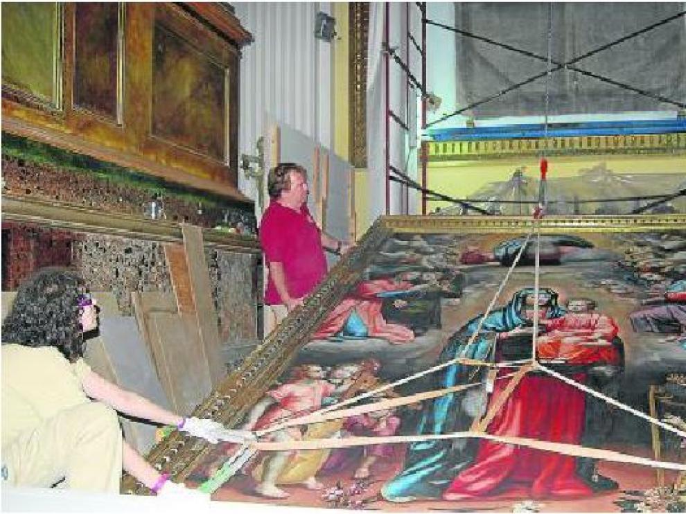 Momento en el que se procedió a colocar el cuadro, ya recuperado, en la iglesia.