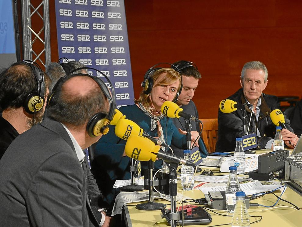 Un momento de la emisión, ayer, del programa 'Hoy por hoy'. En el centro, Gemma Nierga.