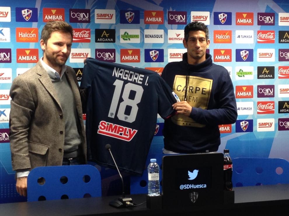 Lalo Arantegui junto a Nagore mostrando la camiseta con el dorsal 18.