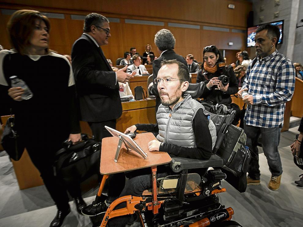 Pablo Echenique, ayer, en los momentos previos al inicio del pleno de presupuestos.