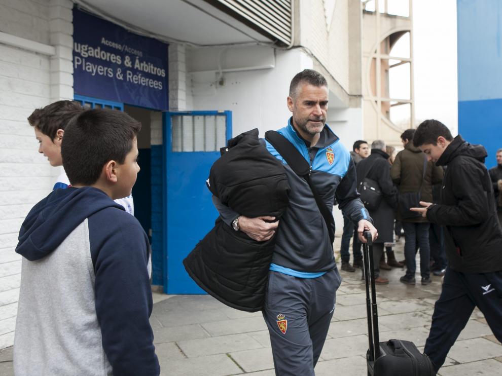 Lluís Carreras, técnico zaragocista, en la salida de la expedición hacia Almería