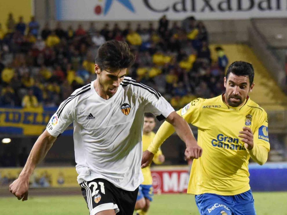 Andre Gomes pelea un balón con Culio.