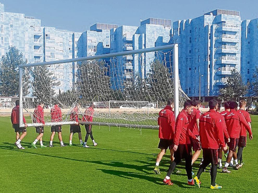 Los jugadores del Real Zaragoza transportan una portería, ayer, en un entrenamiento en Almería.