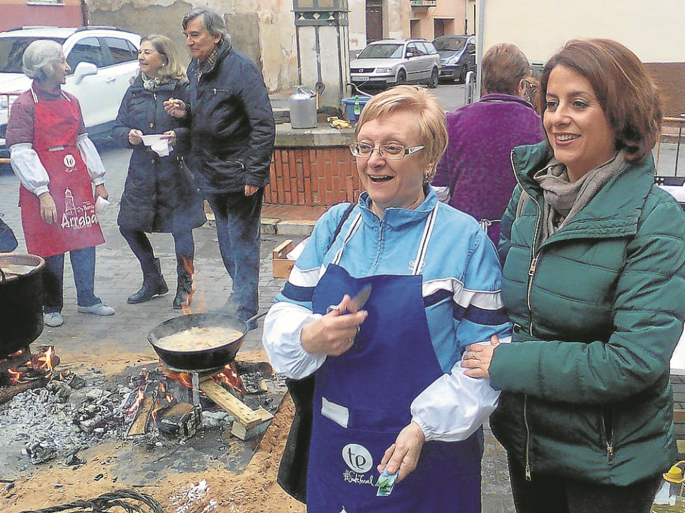 Emma Buj saluda a una organizadora del 'matacerdo' del Arrabal a su llegada a la fiesta.