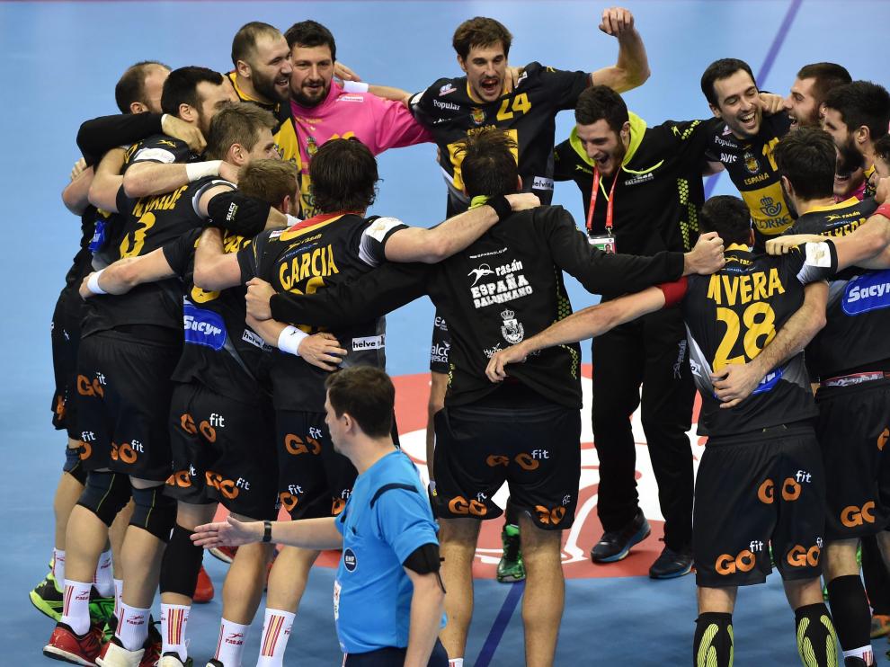 Los jugadores de la selección celebran el pase a la final del Europeo de balonmano