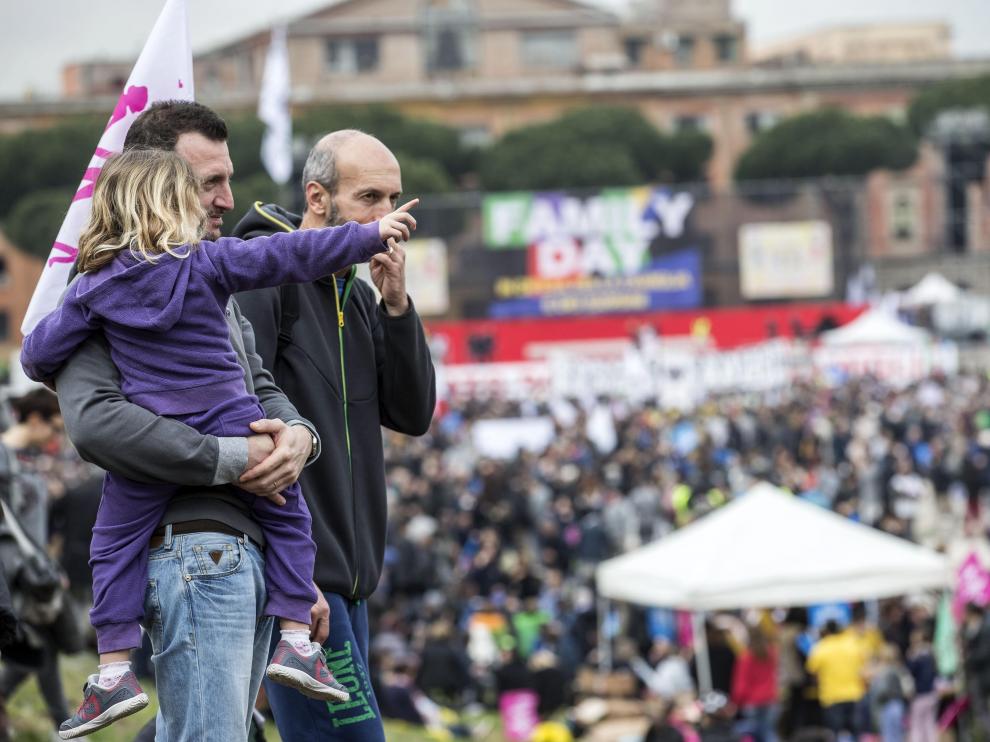 Decenas de miles de italianos han participado en una manifestación que ha concluido frente al Coliseo de Roma