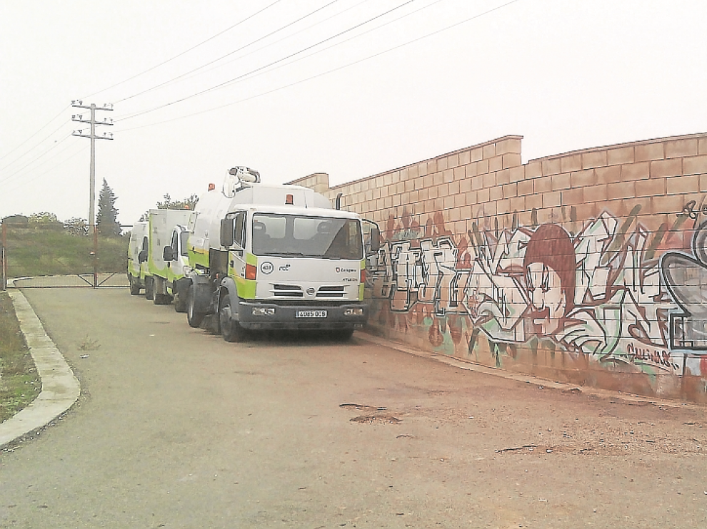 Los tres vehículos, aparcados junto a FCC cuando tenían que salir a prestar servicio por la ciudad.