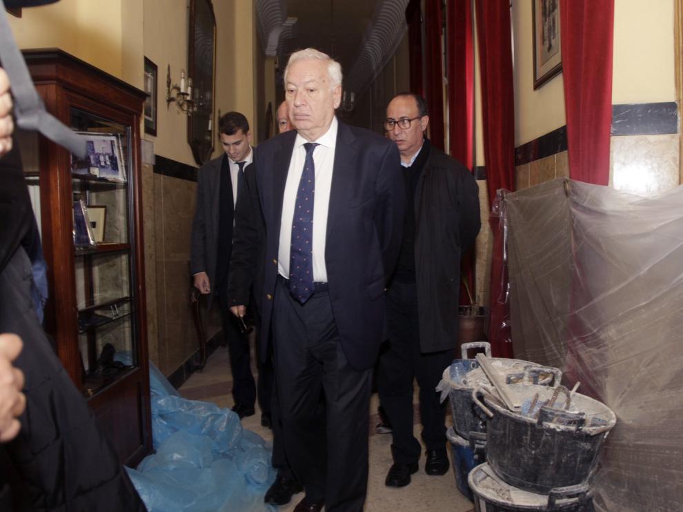 El ministro de Asuntos Exteriores, José Manuel García-Margallo (c) recorre los lugares afectados por el terremoto de 6.3 grados que sacudió Melilla