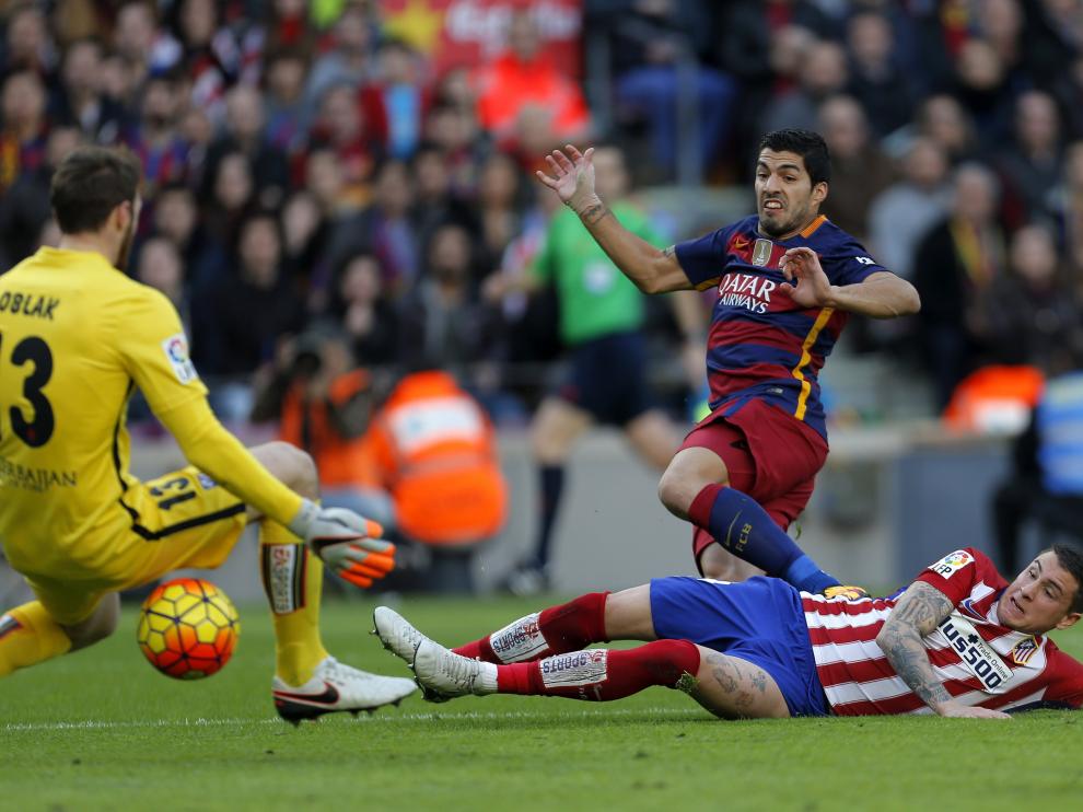 Suárez finaliza una jugada en un partido de esta temporada frente al Atlético