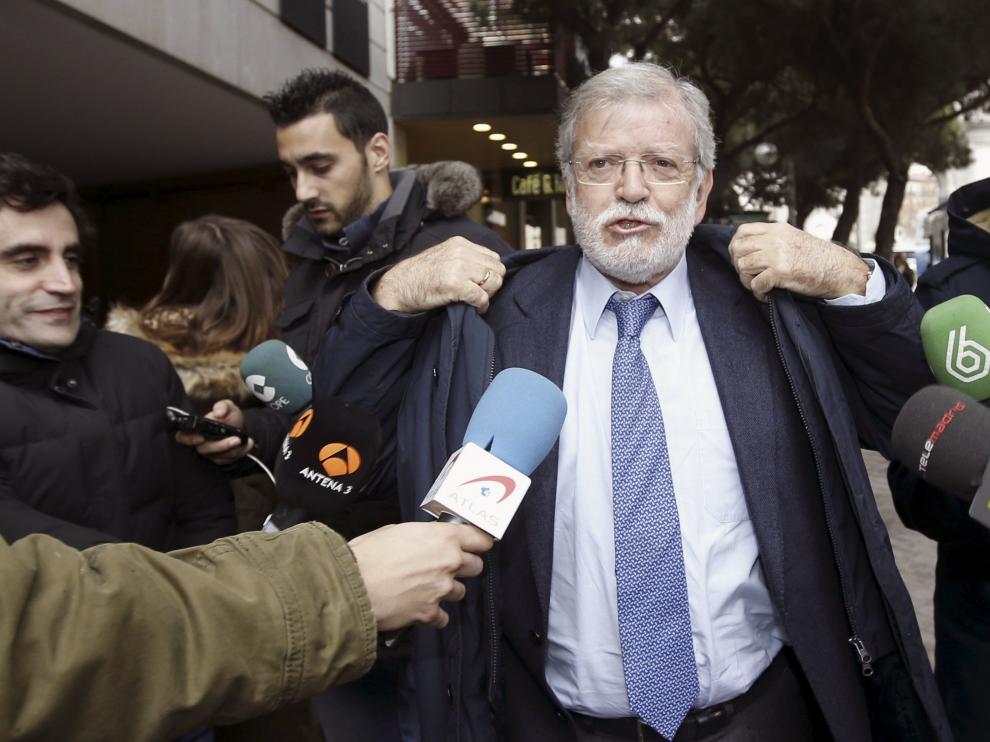 El expresidente de Extremadura Juan Carlos Rodríguez Ibarra, ante los medios de comunicación a su llegada a la reunión que varias decenas de históricos dirigentes del PSOE