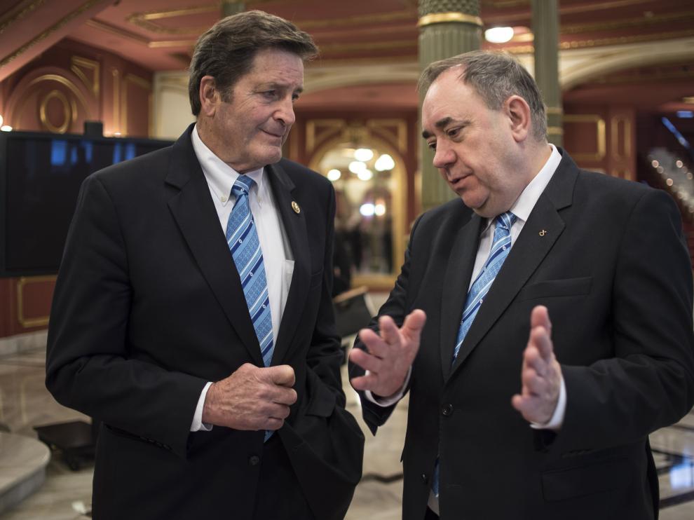 El congresista demócrata estadounidense John Garamendi (i), y el ex primer ministro de Escocia Alex Salmond