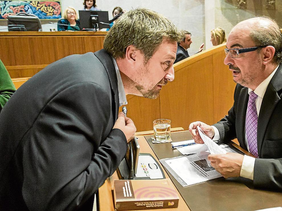 El presidente de CHA, José Luis Soro, y el secretario regional del PSOE, Javier Lambán, en un pleno.