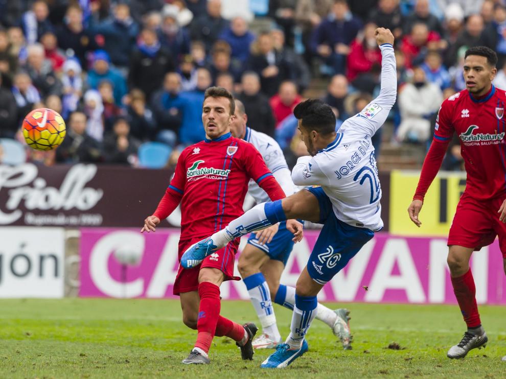 ?Jorge Díaz dispara a puerta en el partido ante el Numancia, su nuevo equipo, jugado en La Romareda hace mes y medio.