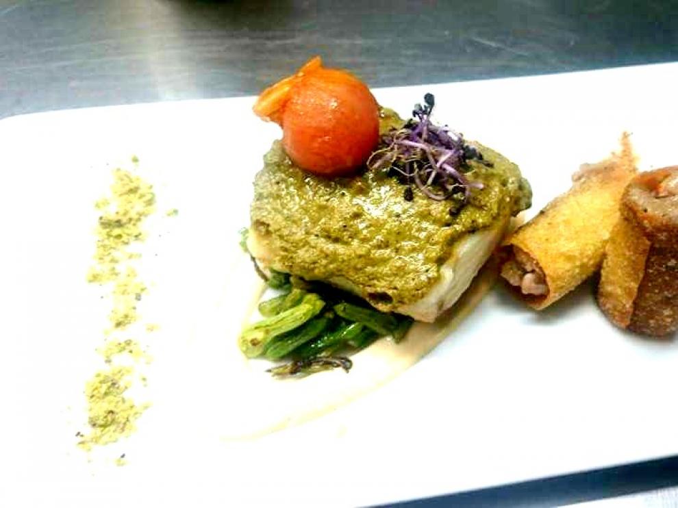 Merluza con costra de pistacho y menestra de judía verde, del restaurante Nuevo Tabernillas de Zaragoza.