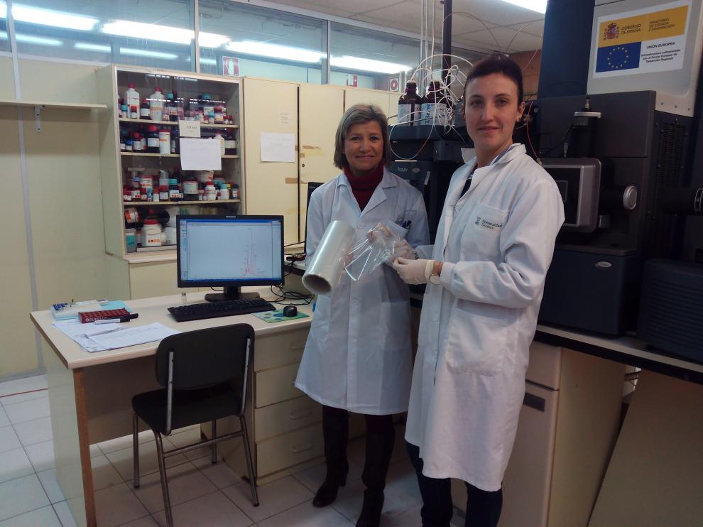 La doctora Cristina Nerín, en el centro de la foto, muestra el nuevo material.