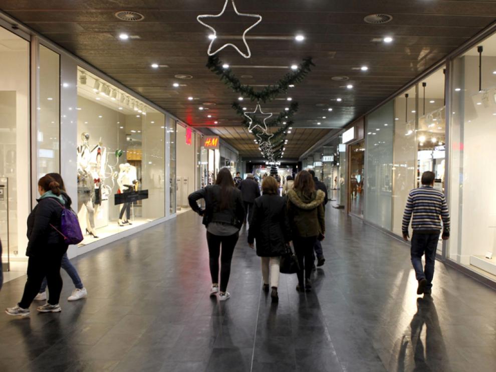 Interior del Centro Comercial Camaretas.