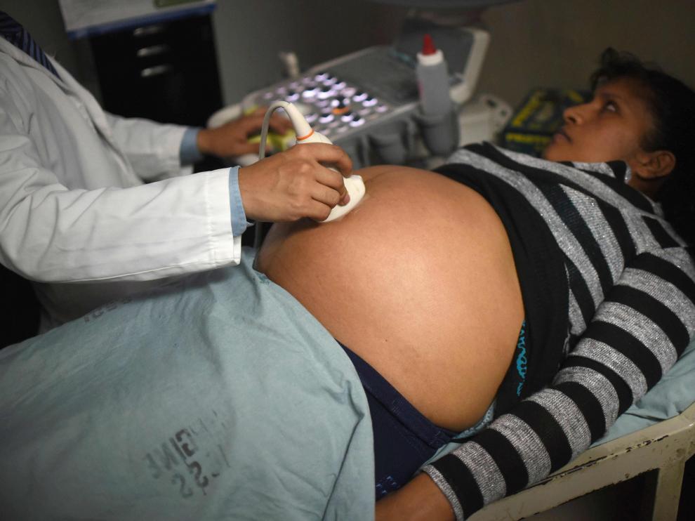 Una mujer embarazada se somete a una revisión en Guatemala. Por el momento, las recomendaciones solo están dirigidas a las mujeres embarazadas que quieran viajar a alguno de los países de riesgo.