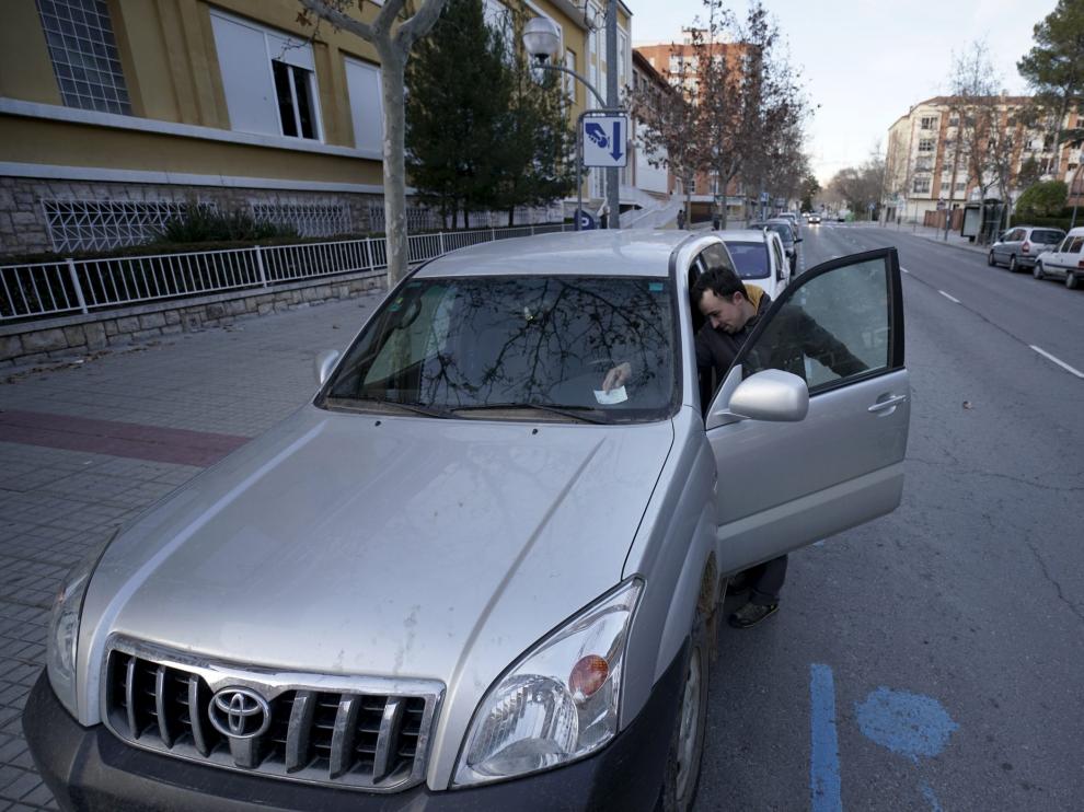 Un usuario colocaba ayer tarde en su coche el tique de la zona azul en la calle Ruiz Jarabo.