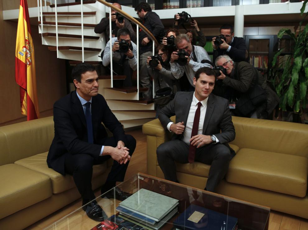 Foto de archivo de Pedro Sánchez y Albert Rivera