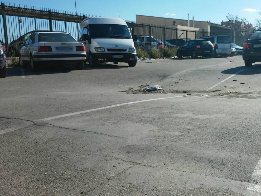 Aspecto del hundimiento en el parquin de la calle El Coloso, este jueves
