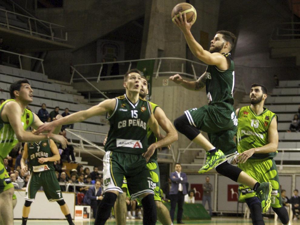 Los jugadores del Huesca, durante un partido