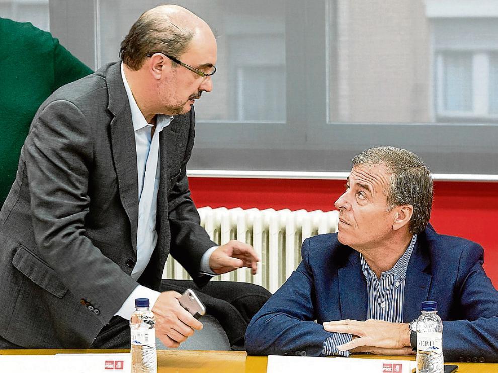Javier Lambán, de pie, se dirige a Antonio Cosculluela antes de la ejecutiva.