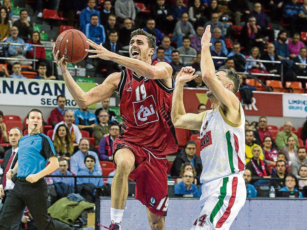 Pere Tomás, alero del CAI Zaragoza, penetra a la canasta rival.