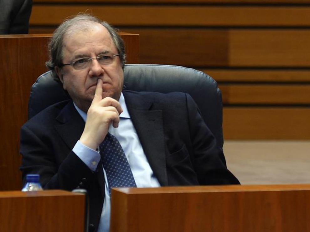 El presidente de la Junta de Castilla y León, Juan Vicente Herrera (d), durante una sesión plenaria en Valladolid.