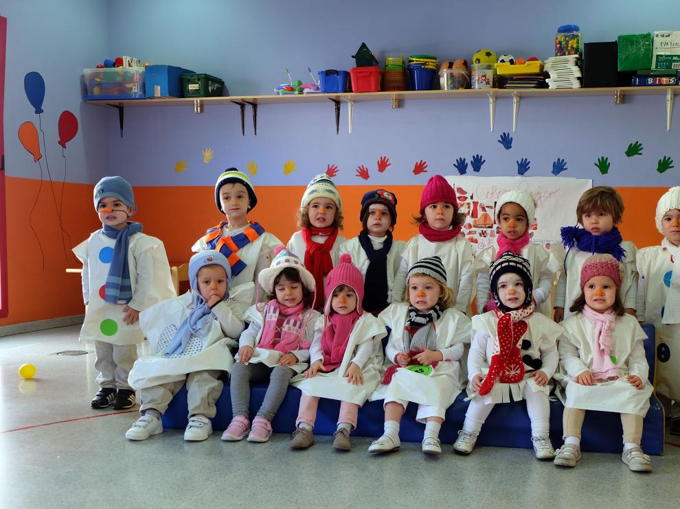 Alumnos y profesoras se han disfrazado de muñecos de nieve.