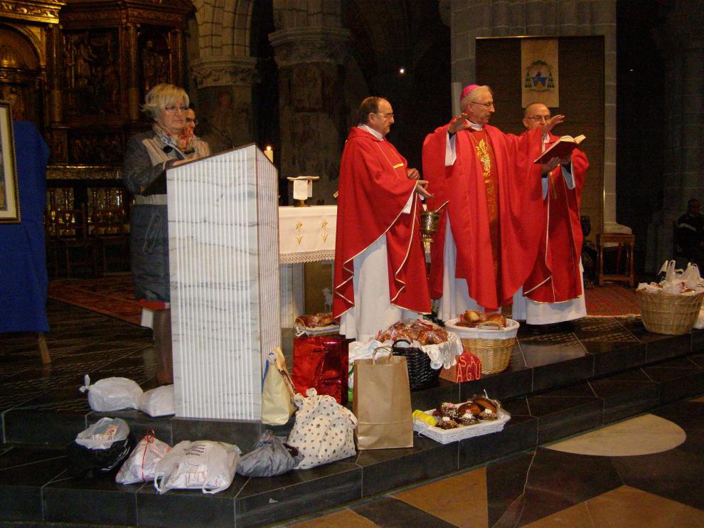El obispo de la diócesis ha bendecido los bollos dulces realizados en honor a la santa.