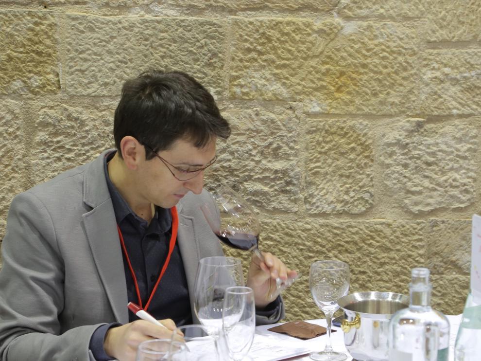 El sumiller Raúl Igual, en una cata de la cuarta edición del Concurso Garnachas del Mundo, en Veruela.