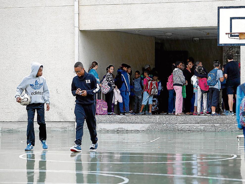 Un grupo de alumnos, en el patio de un instituto aragonés.