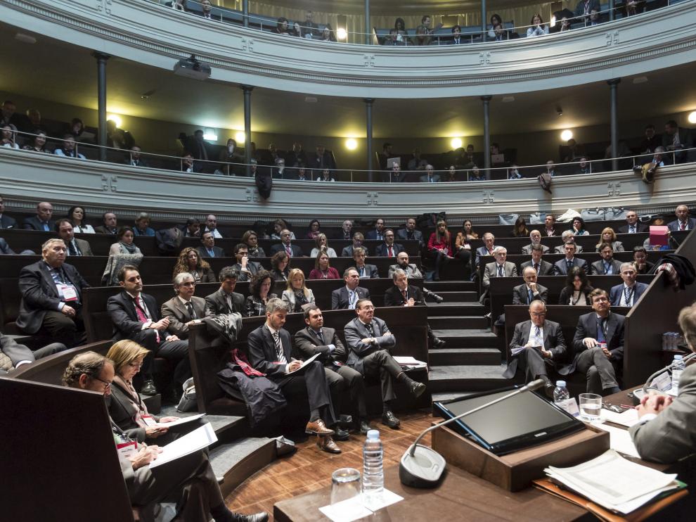 Los asistentes al congreso de Derecho Administrativo, ayer, en el Aula Magna del Paraninfo.