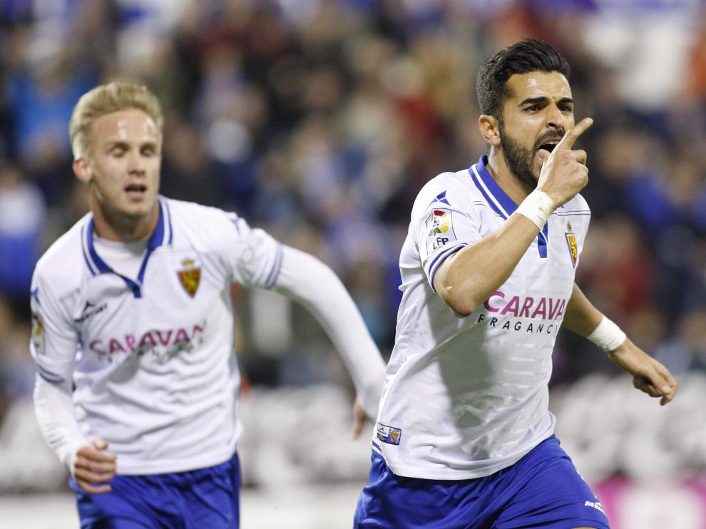 Ángel celebra su gol, perseguido por Sergio Gil