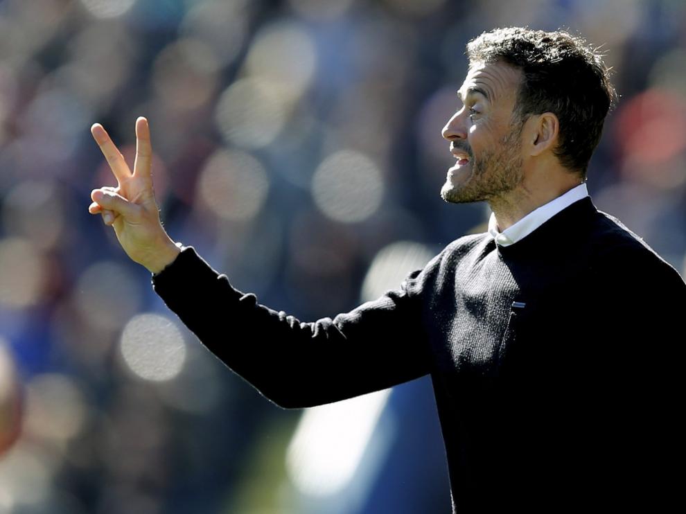 Luis Enrique da instrucciones desde la banda.