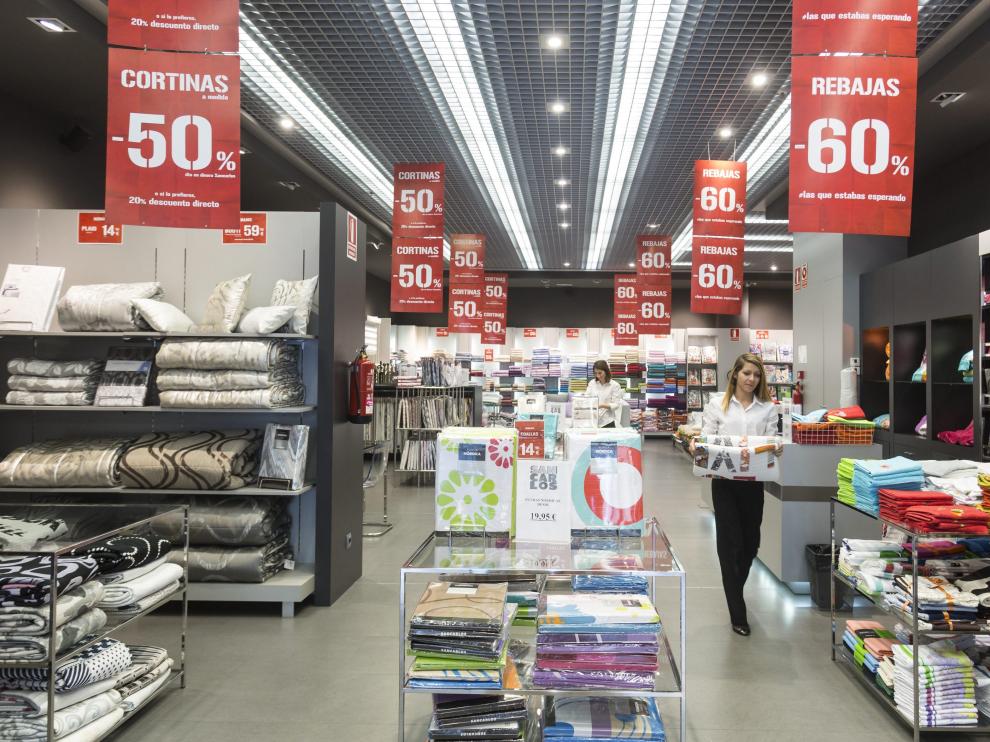 Interior de la tienda de Sancarlos en el centro comercial Puerto Venecia.