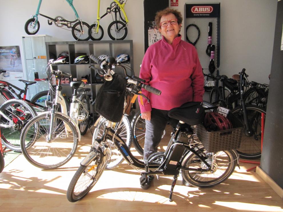 Pilar Andrés, usuaria de bicis eléctricas, en la tienda Biciclick.