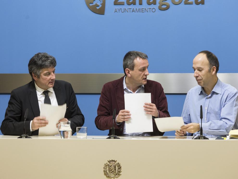 El edil socialista Javier Trívez; el concejal de Economía, Fernando Rivarés, y el portavoz de CHA, Carmelo Asensio.