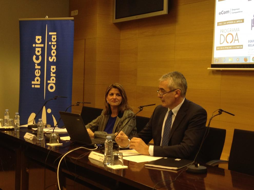 Mayte Santos, nueva directora del Centro Ibercaja de Desarrollo Empresarial Ibercide, y Juan Carlos Sánchez, director de la obra social.