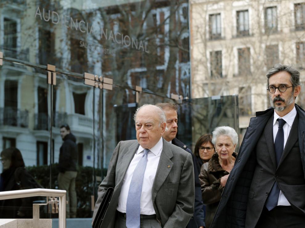Jordi Pujol y Marta Ferrusola salen de la Audiencia Nacional, en febrero de 2016.