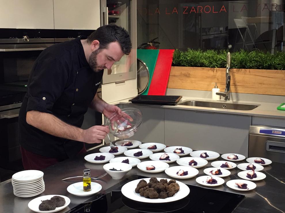 El cocinero del Bodegón Azoque, Iván Puyuelo Ferrer, elaborando una tapa de pulpo con trufa y patata violeta trufada.