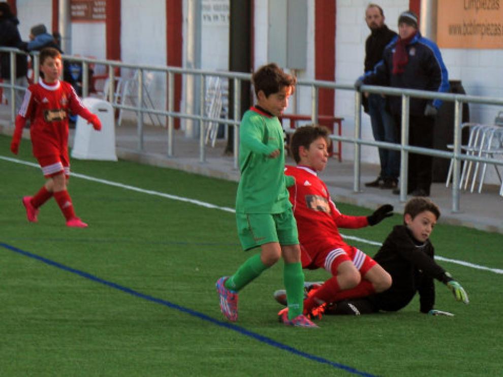 Un partido de archivo de un partido de fútbol federado benjamín en Zaragoza.