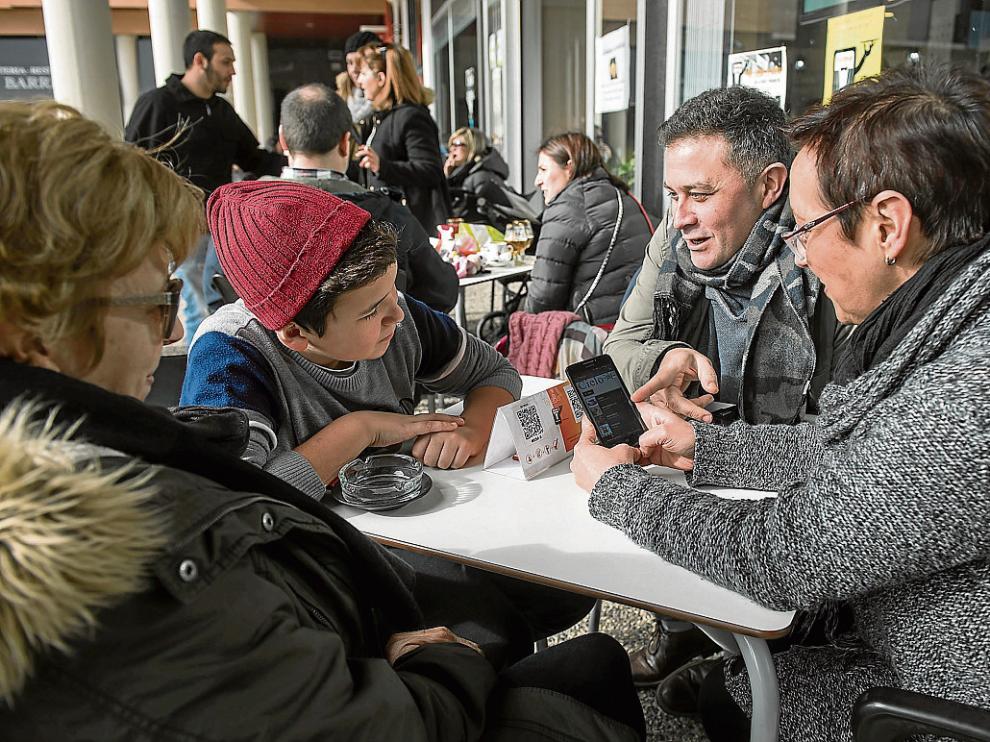 Unos clientes hacen su pedido a través del móvil en el Café Cielo de Zaragoza.