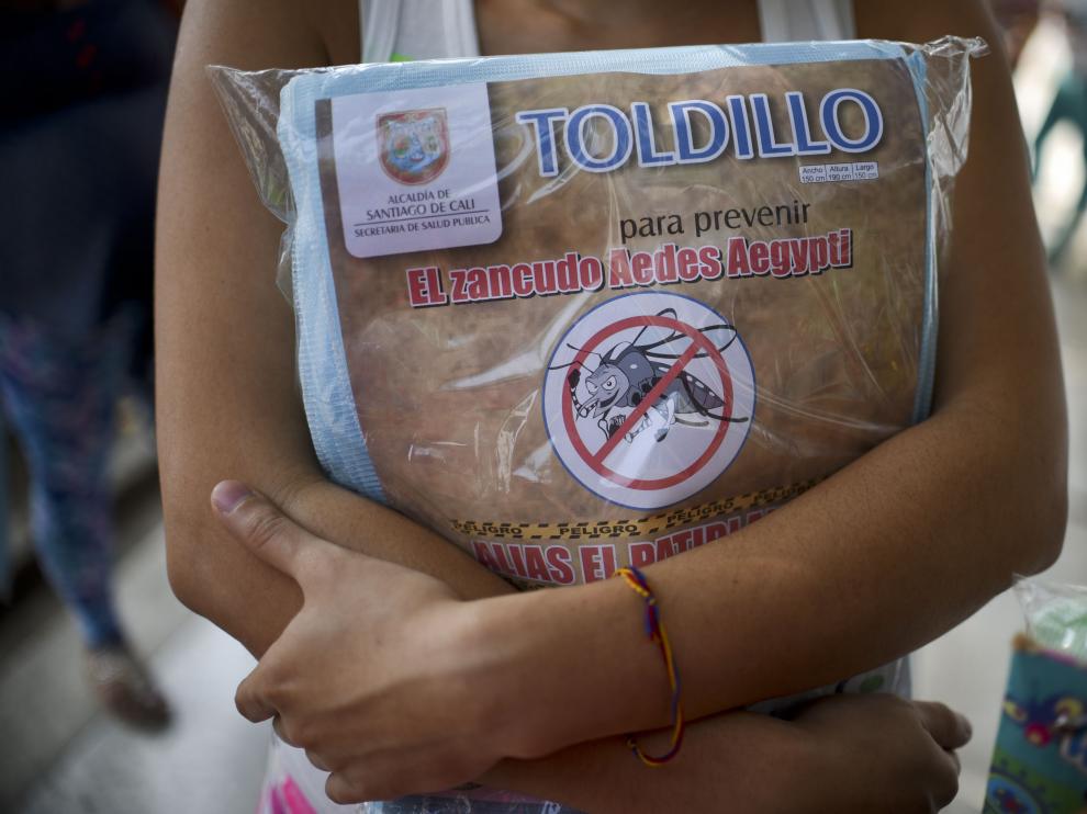 Una mujer embarazada sujeta un mosquitero contra el virus del Zika en Colombia.