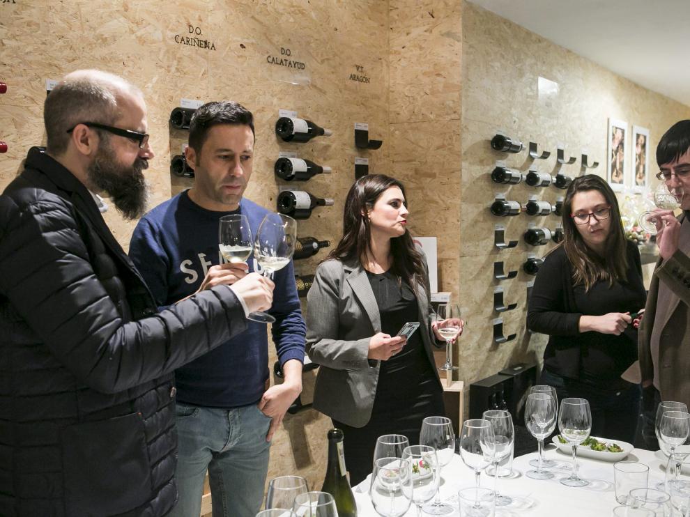 Los invitados a la cata de vino y fresas disfrutaron de una gran experiencia.