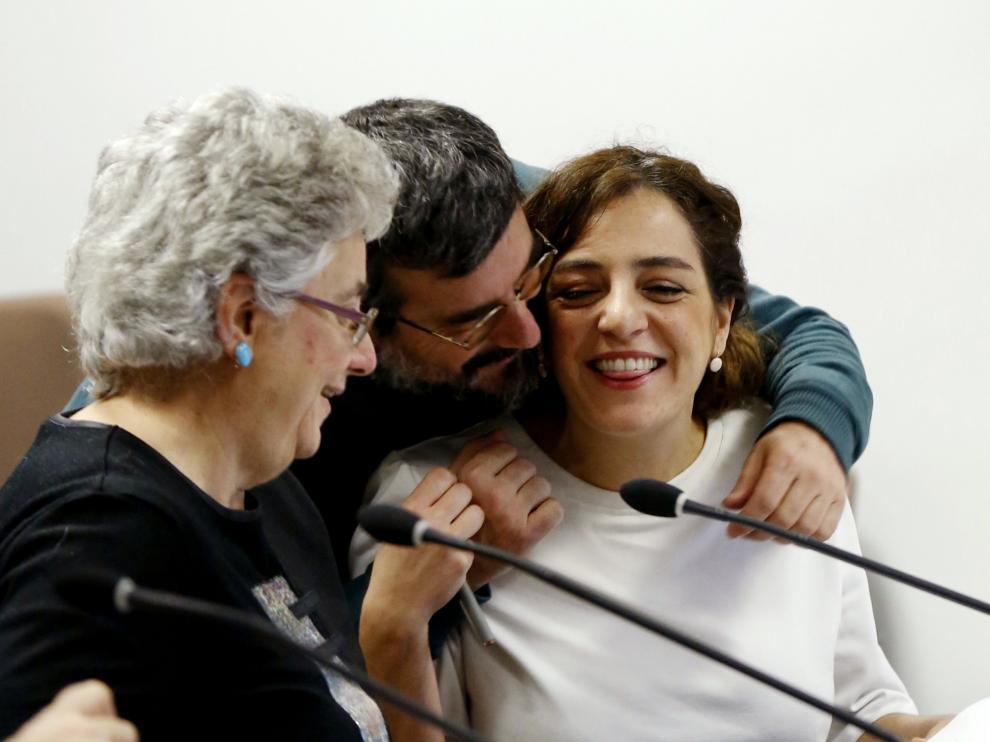 La delegada de Cultura del Ayuntamiento de Madrid, Celia Mayer, saludada por compañeros como Montserrat Galcerán (i) momentos antes de comparecer