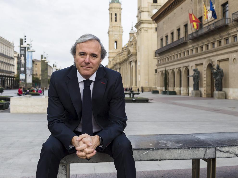 Jorge Azcón posa en la plaza del Pilar en su primera entrevista como portavoz del PP.