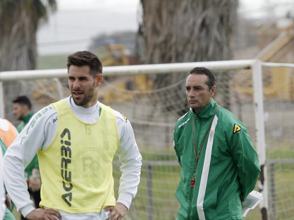 El zaragozano Luso Delgado, uno de los capitanes del Córdoba, en un entrenamiento de esta semana junto a José Luis Oltra, el técnico blanquiverde.