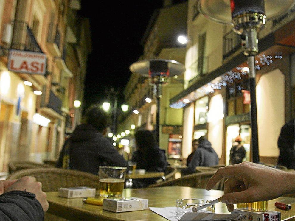 La ley antitabaco, que entró en vigor el 2 de enero de 2011 en la imagen, un local de Huesca el 12 de enero de ese año, también ha disparado el número de terrazas en las calles aragonesas durante todo el año.