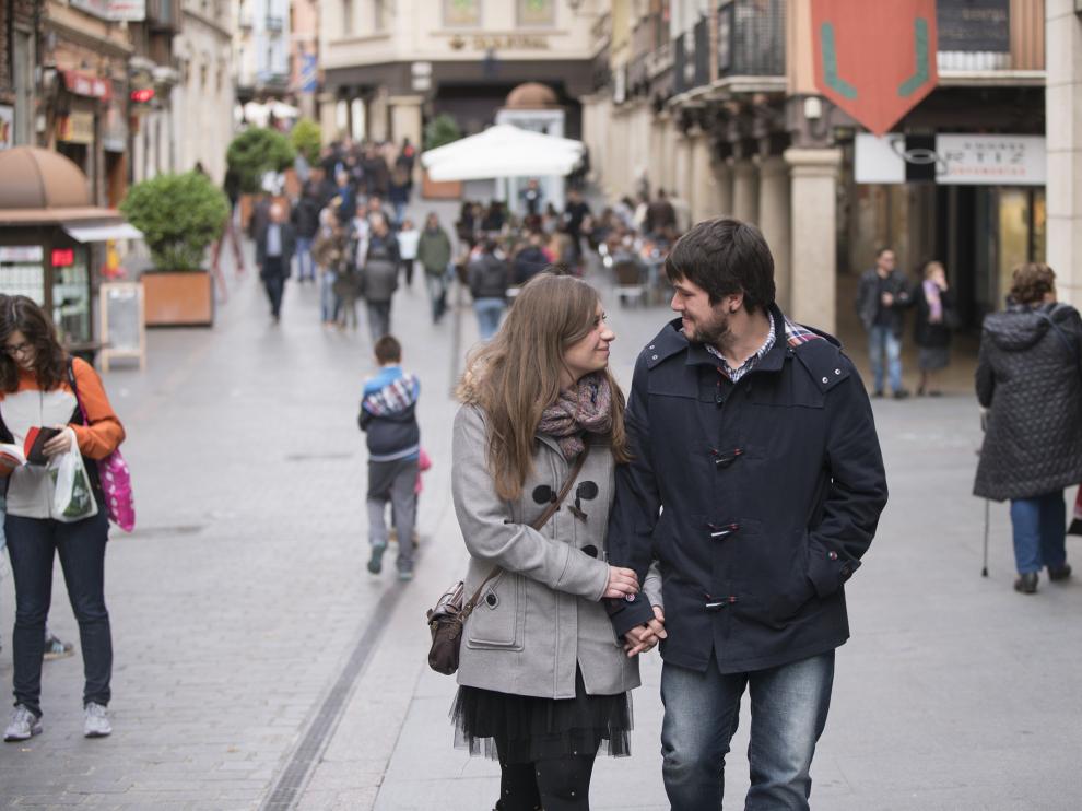 Una pareja camina por Teruel.